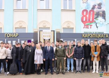 Кореличским призывникам торжественно вручили повестки