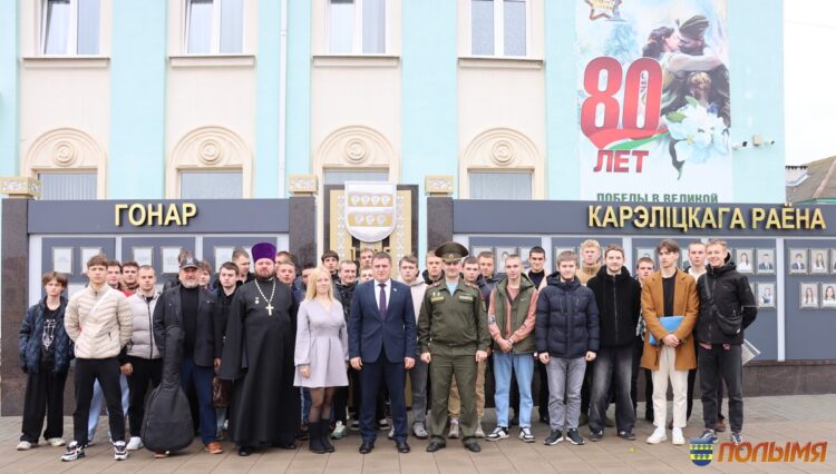 Кореличским призывникам торжественно вручили повестки