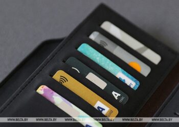 Мошенники использовали NFC-схему: минчанин приложил карту к телефону и лишился более Br25 тыс.