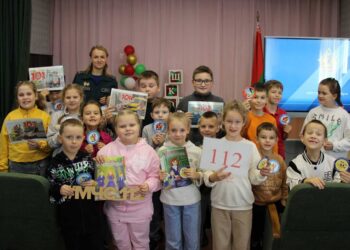 Кореличские спасатели обучают школьников безопасности во время игры