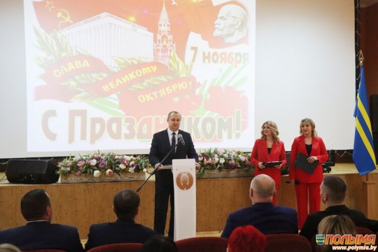 В Кореличах состоялся митинг в честь Дня Октябрьской революции