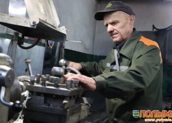Токарь Виктор Урбанович, удостоенный медали «За трудовые заслуги», более 50 лет работает на кореличской земле