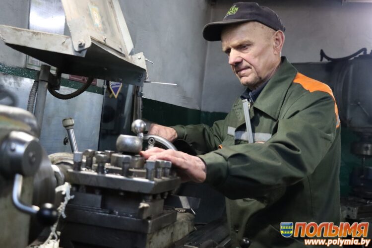 Токарь Виктор Урбанович, удостоенный медали «За трудовые заслуги», более 50 лет работает на кореличской земле