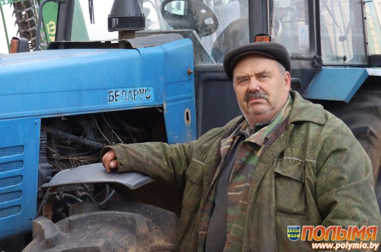 Тракторист СПК «Маяк-Заполье» Николай Селецкий трудится на земле более 40 лет