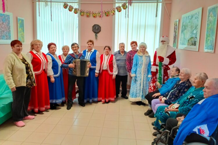 «Серебряные» волонтёры ЦСОН Кореличского района совместно с  РО ОО «БРСМ» от всей души поздравили проживающих в Лукской больнице сестринского ухода