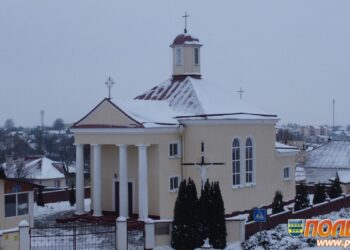 Ксяндзы Сяргей і Ежы віншуюць з Божым Нараджэннем