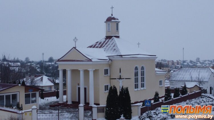 Ксяндзы Сяргей і Ежы віншуюць з Божым Нараджэннем