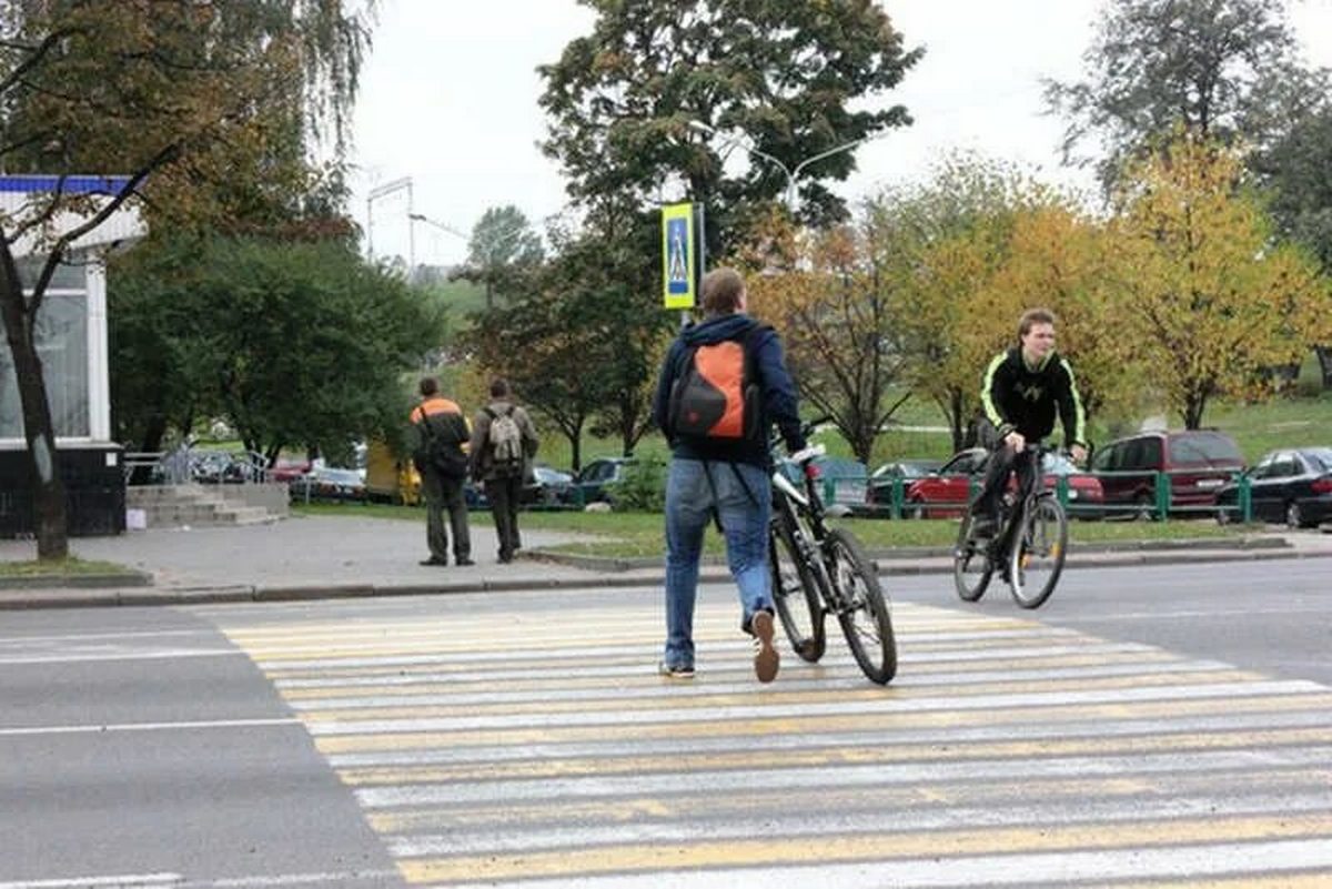 Велосипедисты и самокатчики обязаны спешиваться на переходах