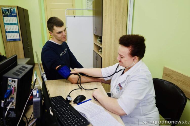 В гродненских поликлиниках полностью откажутся от бумажных медкарт с 2026 года