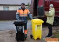 Жителям г.п. Кореличи продолжают раздавать контейнеры для раздельного сбора мусора