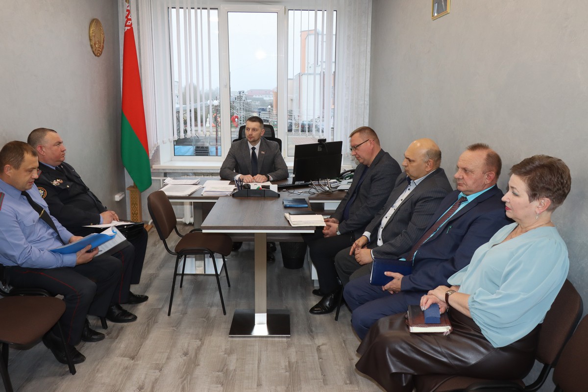 В Кореличском райисполкоме рассмотрели реализацию программы по обеспечению безопасности дорожного движения на 2025 год