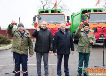 В Кореличах вручили ключи от новых мусоровозов