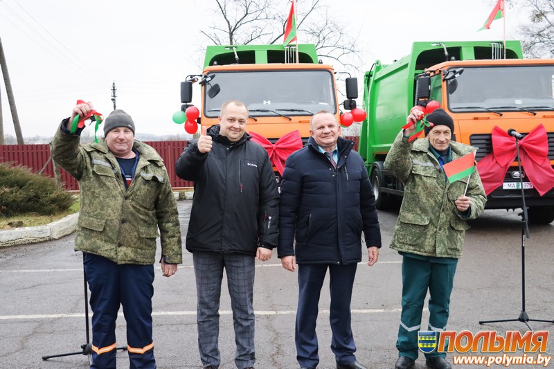 В Кореличах вручили ключи от новых мусоровозов