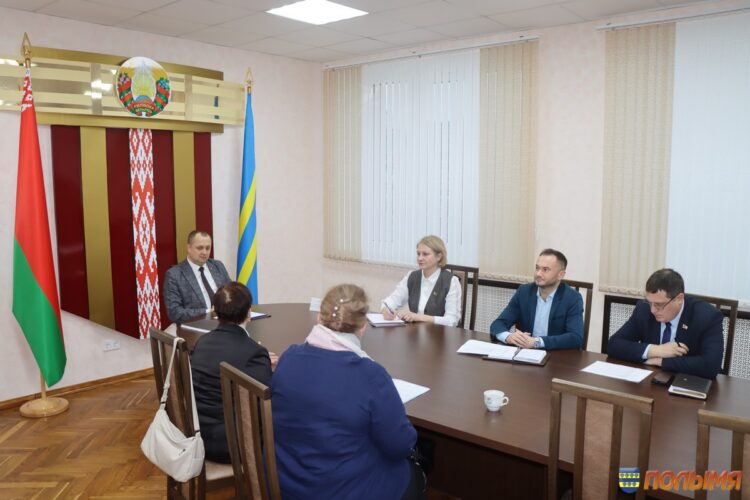 Прием граждан по личным вопросам провел председатель Кореличского райисполкома Александр Курило