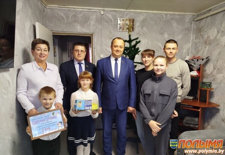 Руководство Кореличского района поздравляет многодетные семьи с новогодними праздниками