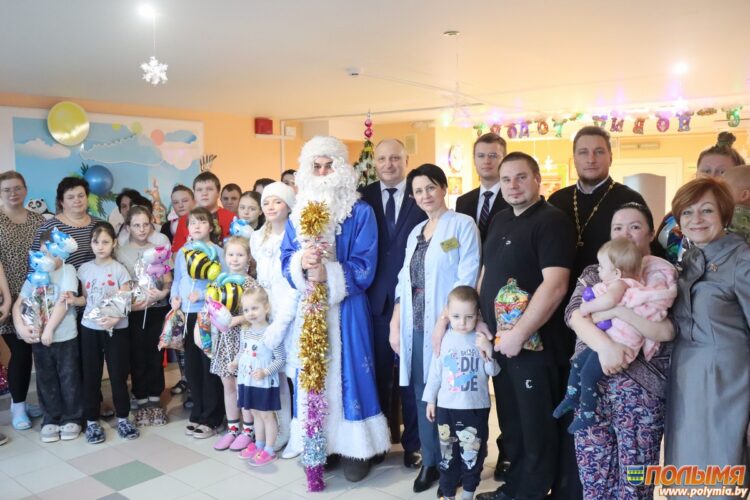 Белорусский детский фонд и депутаты организовали новогоднее поздравление в детском отделении Кореличской райбольницы