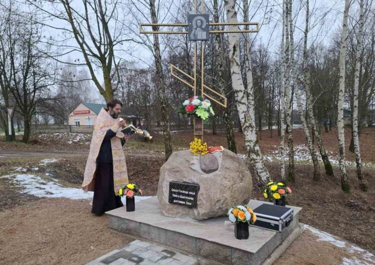 Жыхары вёскі Баранавічы за свае сродкі ўстанавілі паклонны крыж