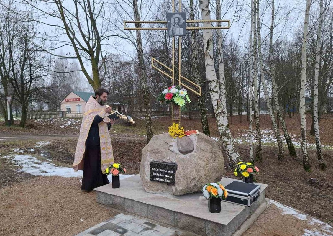 Жыхары вёскі Баранавічы за свае сродкі ўстанавілі паклонны крыж