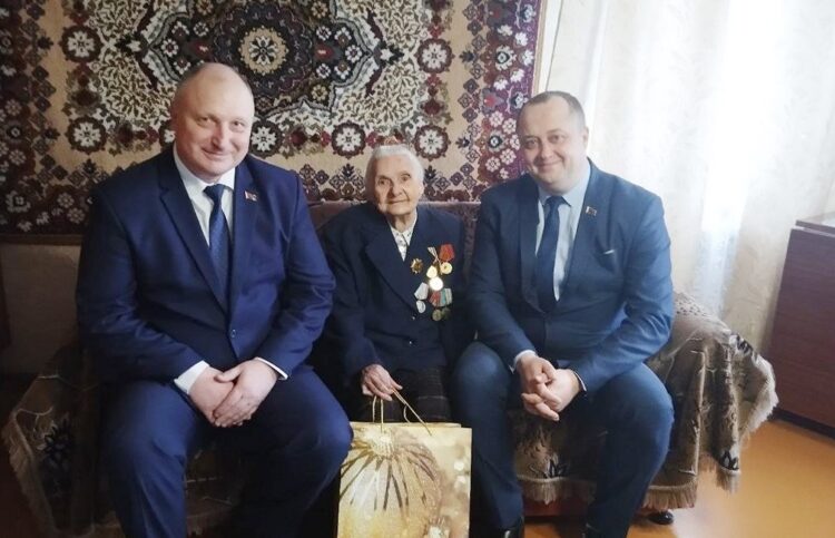 Ветеран войны и Герой Соцтруда получили подарки от руководства Кореличского района