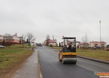 В Кореличах асфальтируют улицу Школьную