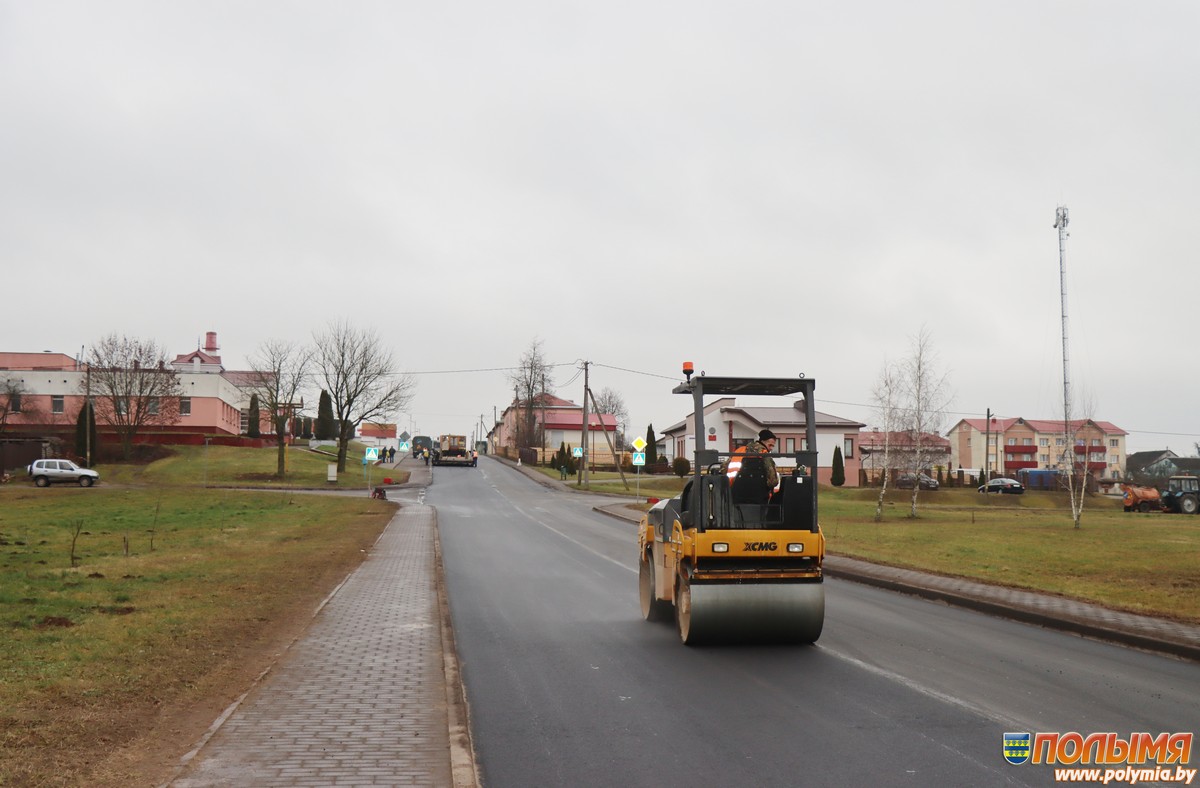 В Кореличах асфальтируют улицу Школьную