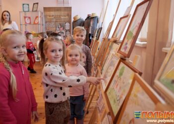 В выставочном зале Кореличского Дома ремесел открылась выставка работ «Счастливое детство»