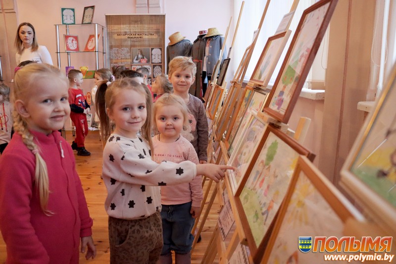 В выставочном зале Кореличского Дома ремесел открылась выставка работ «Счастливое детство»