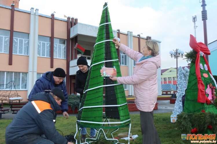 В Кореличах появилась аллея арт-елок