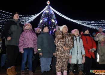 В Кореличах состоялся праздник зажжения районной ёлки «Волшебство начинается!»