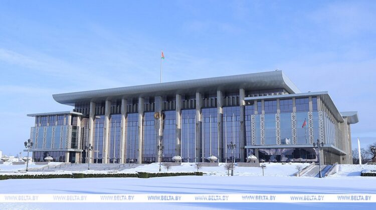 Александр Лукашенко заслушал доклад о ходе масштабной внезапной проверки боеготовности Вооруженных Сил
