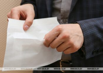 На какой риск идут наниматели, выплачивая зарплаты в конверте, разъяснили в Минтруда