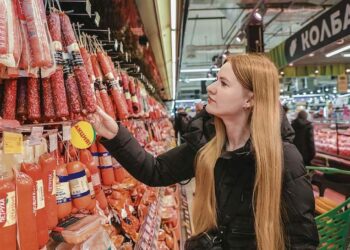 Обнаружили завышение цен, или «просрочку»? Сообщите в общественную приемную профсоюзов