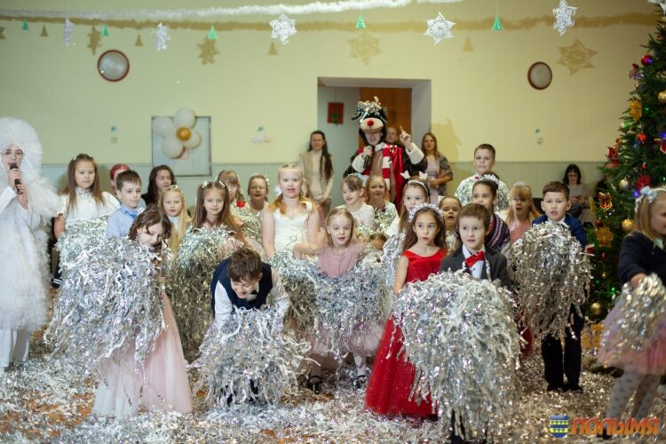 В Кореличах  юные принцы и принцессы собрались на Рождественский детский бал