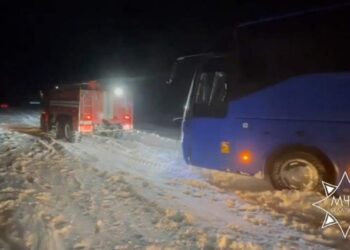 За минувшие сутки спасатели вызволили из сугробов 11 транспортных средств
