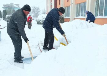 Организации Кореличского района очищают территории от снега