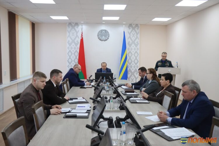 В Кореличах на заседании райисполкома рассмотрели состояние пожарной безопасности, меры профилактики и работу с обращениями граждан