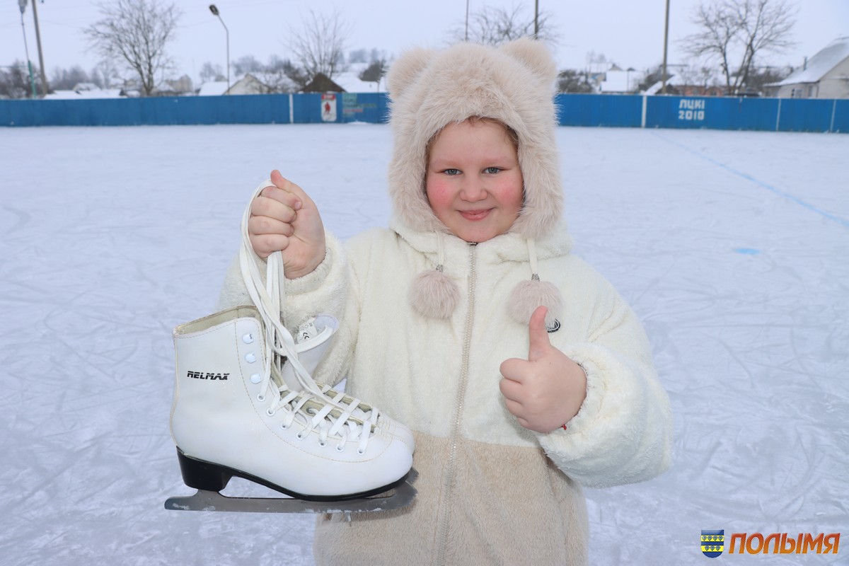 На каток в агрогородке Луки приходят целыми семьями