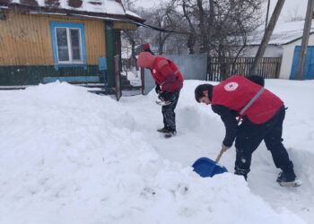В Кореличах волонтеры Красного Креста борются с сугробами