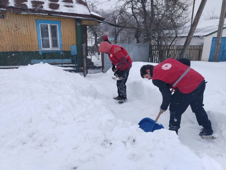 В Кореличах волонтеры Красного Креста борются с сугробами