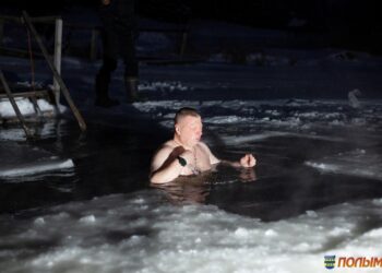 Кореличчане окунулись в -16°С в крещенской купели