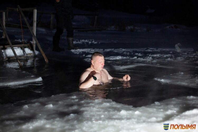 Кореличчане окунулись в -16°С в крещенской купели