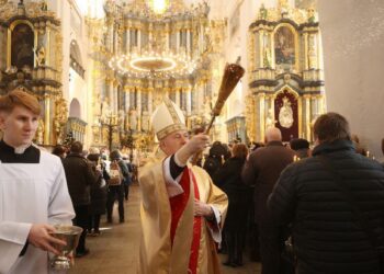 Католики празднуют Сретение Господне