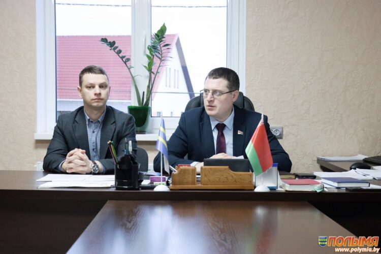 Заместитель председателя Кореличского райисполкома, председатель Кореличского районного отделения партии «Белая Русь» Евгений Чичкан встретился с трудовыми коллективами района
