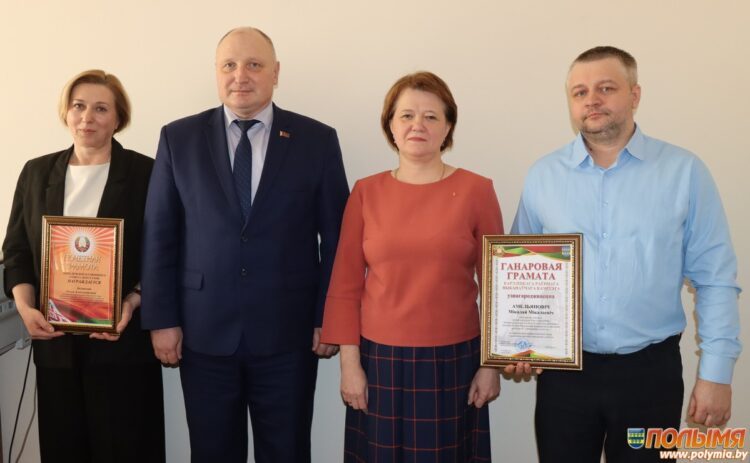 Председатель Кореличского районного Совета депутатов Алексей Гаврош поздравил регистраторов недвижимости с профессиональным праздником
