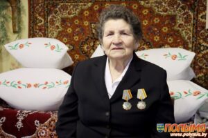 Награжденная орденами Трудовой Славы Нина Лабоцкая из деревни Велетово отпраздновала свое 80-летие