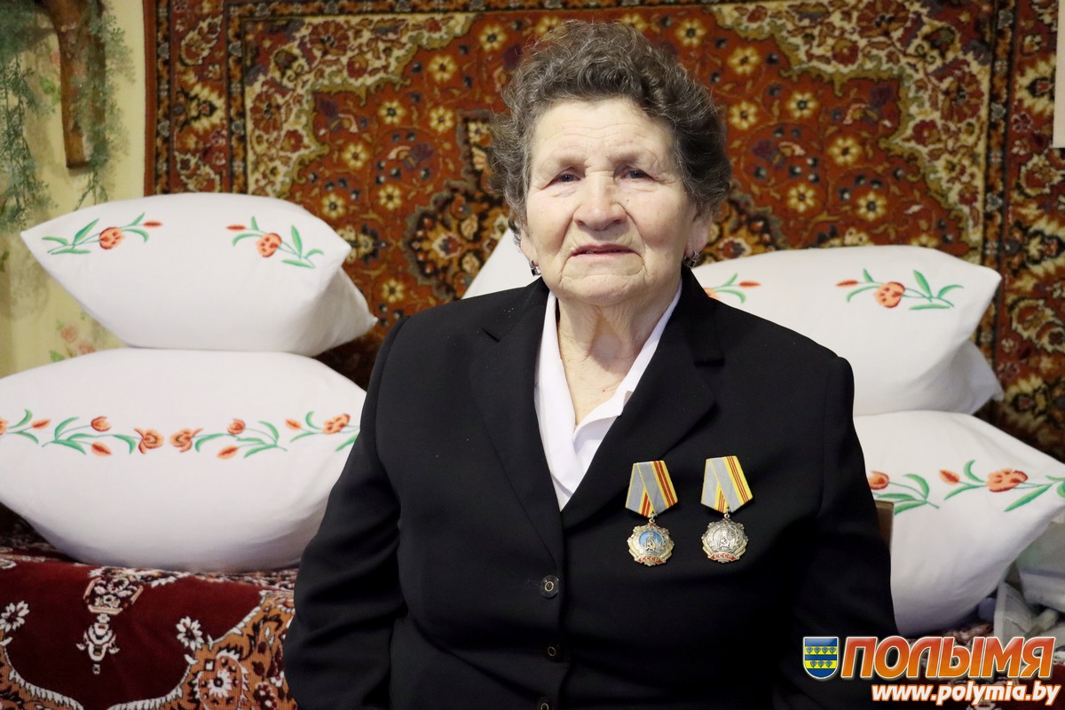 Награжденная орденами Трудовой Славы Нина Лабоцкая из деревни Велетово отпраздновала свое 80-летие