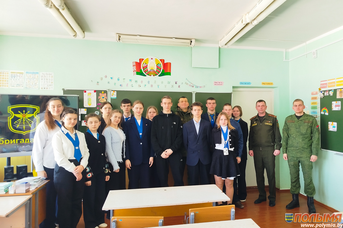 Служебная собака, сухой паек и рация в действии. В Кореличах школьники встретились с военнослужащими
