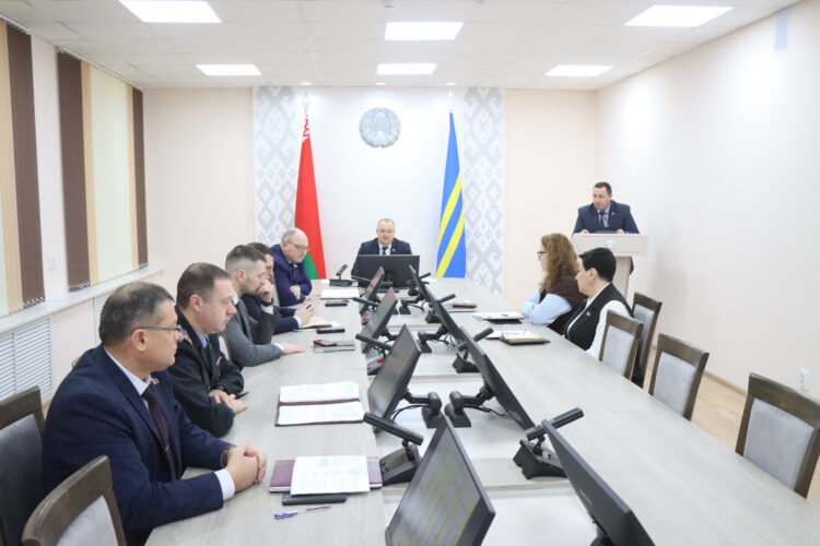 На планерке у председателя райисполкома: подготовка техники к весне и легализация земельных участков