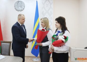 В службе «одно окно» Кореличского райисполкома начали работу новые сотрудники
