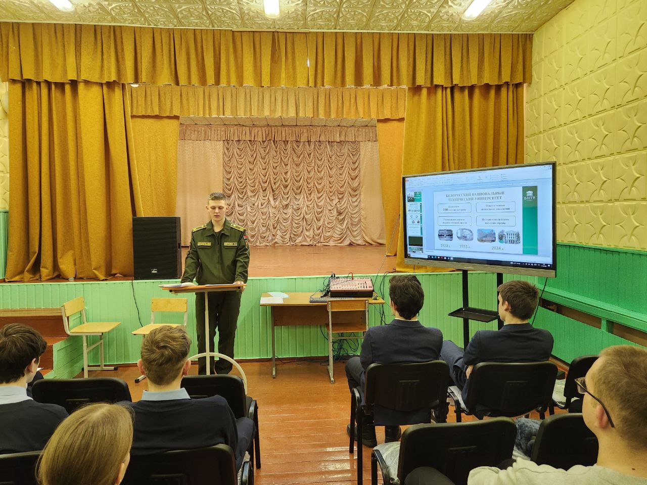 Курсант военного вуза провел профориентационную встречу в родной школе